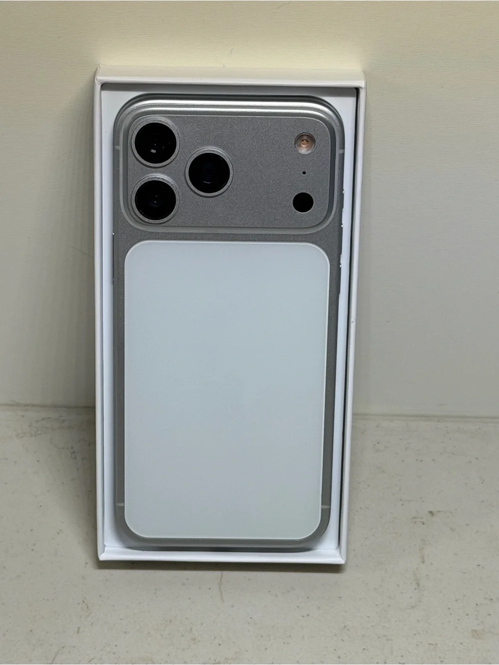 Smartphone High quality Silver & White Smartphone - Modern Dual-Tone Design 1TB